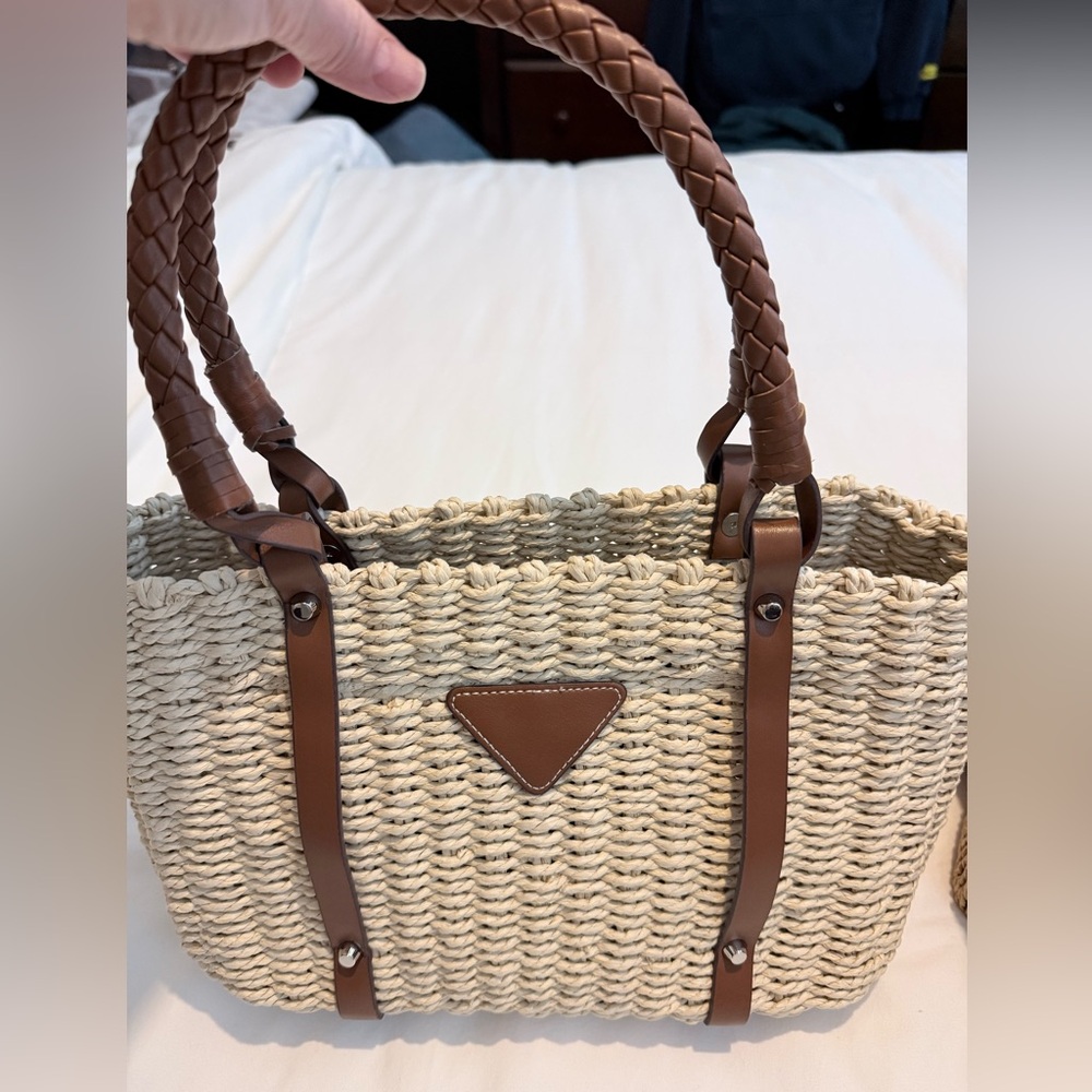 Elegant Tan Woven Tote Bag - Picture 4 of 5
